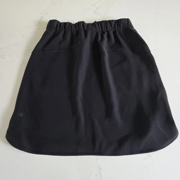 NWOT Lululemon On The Fly Skirt Woven Solid Black Elastic Waist Knee Length Sz 8 - Picture 6 of 7